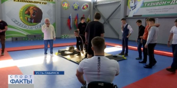 Паралимпиец Владимир Кривуля провел мастер-класс для лицеистов в Усть-Лабинске