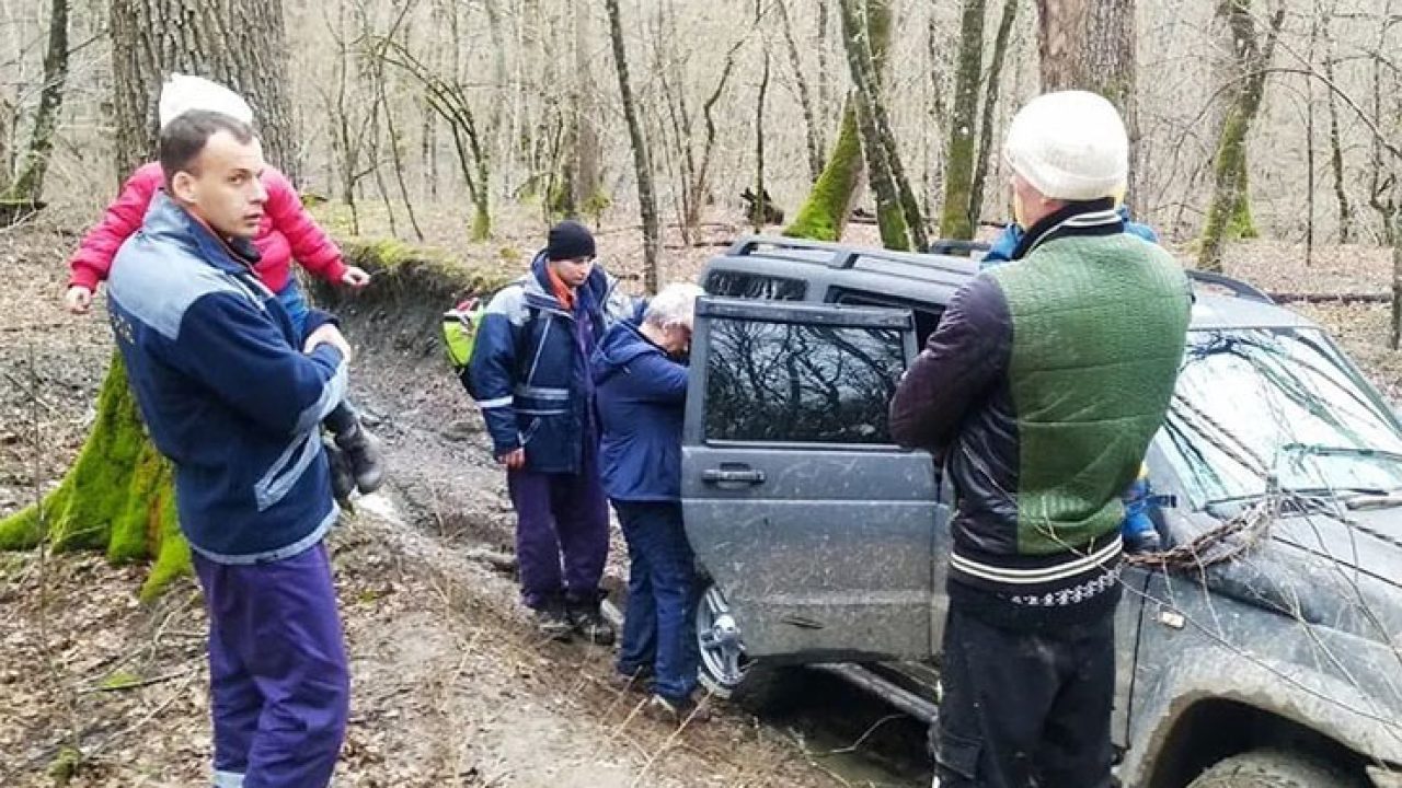 В лесу под Геленджиком спасатели помогли туристам, застрявшим на машине в  грязи - 28 февраля, 2022 Все новости, Происшествия «Кубань 24»