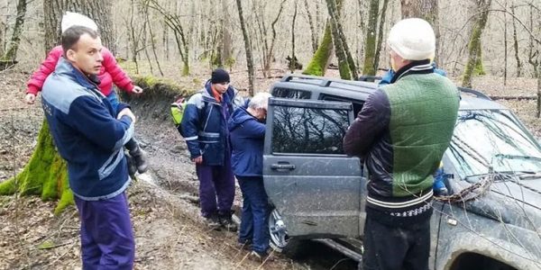 В лесу под Геленджиком спасатели помогли туристам, застрявшим на машине в грязи