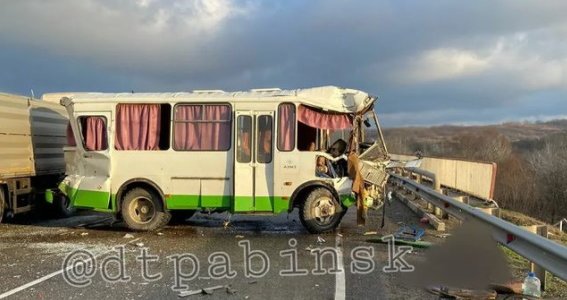 На Кубани вахтовый автобус врезался в грузовик с прицепом, есть пострадавший