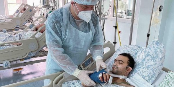 На Кубани врачи пришили мужчине кисть, отрезанную острым листом железа