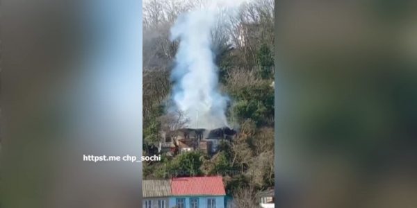 В Хостинском районе Сочи загорелась крыша жилого дома