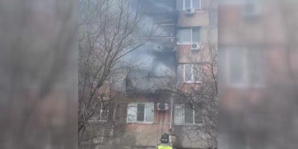 В Тимашевске произошел пожар в пятиэтажке, жителей эвакуируют