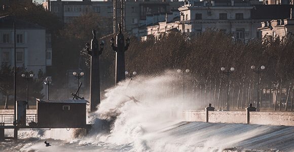 В Новороссийске зафиксировали порывы ветра до 28 м/с
