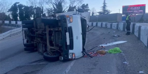 В Сочи грузовик врезался в ограждение и опрокинулся на бок