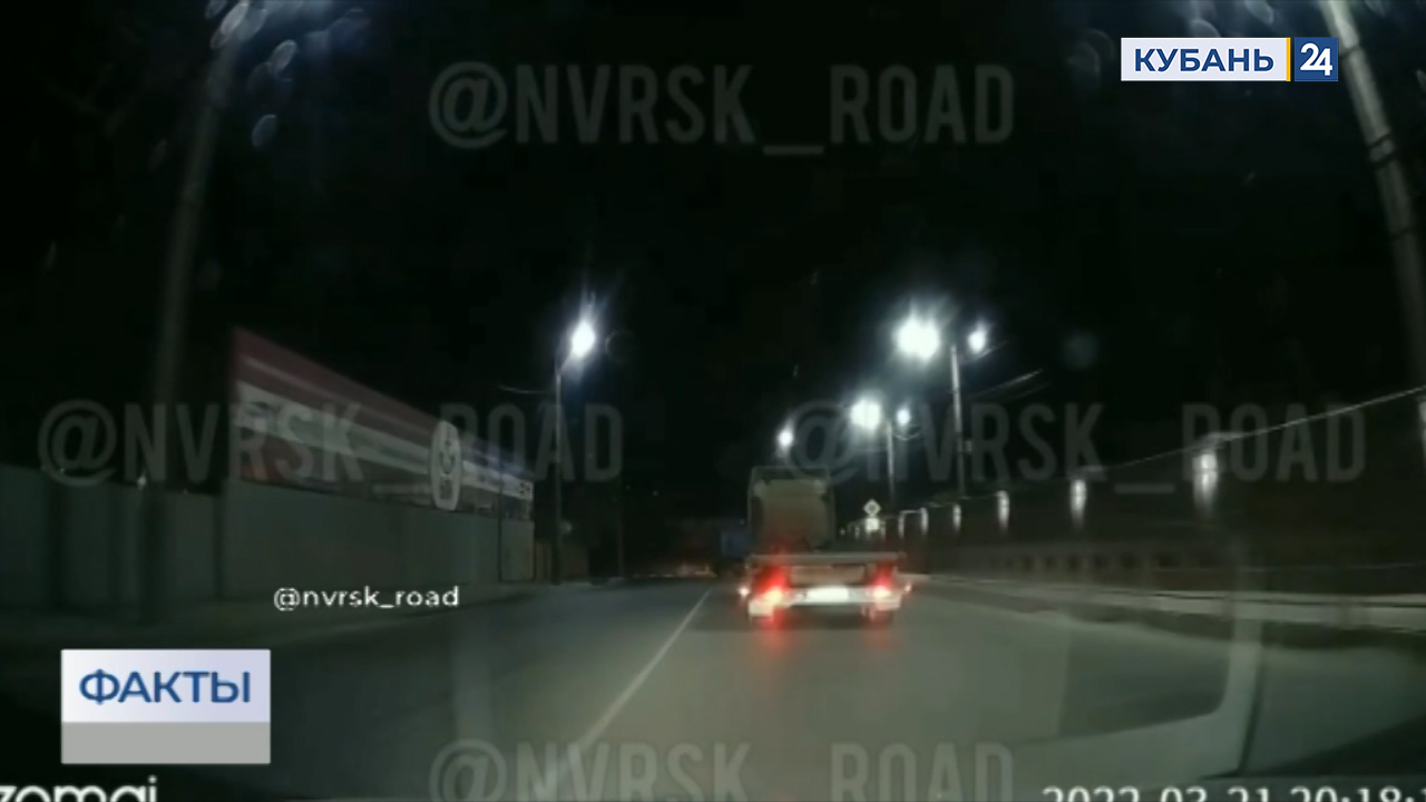 В Новороссийске легковушка на перекрестке не уступила дорогу и влетела в фуру