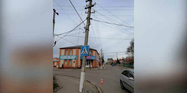 В Каневской отключили свет и перекрыли движение из-за поврежденного в ДТП столба