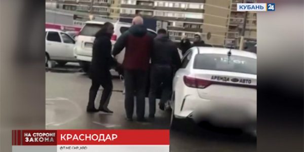 В Краснодаре таксист угрожал ножом пассажиру