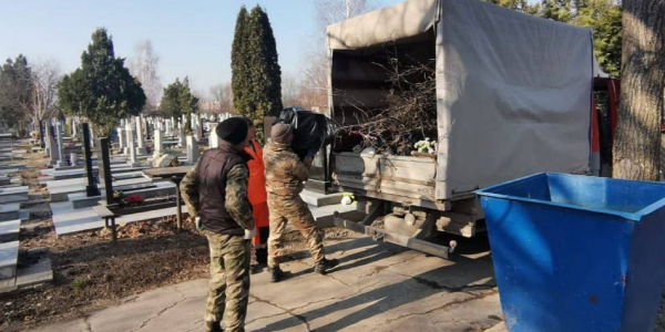 В Анапе начали уборку мусора на кладбищах перед Радоницей
