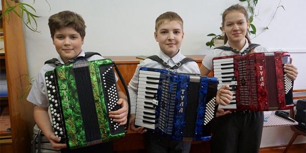 Школа искусств в Брюховецком районе получила новые музыкальные инструменты