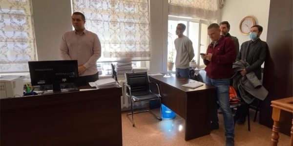 В Краснодаре приезжего оштрафовали на 30 тыс. рублей за плевок в баннер с буквой Z