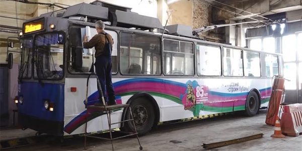 В Краснодаре к 85-летию Кубани украсили троллейбусы и трамваи