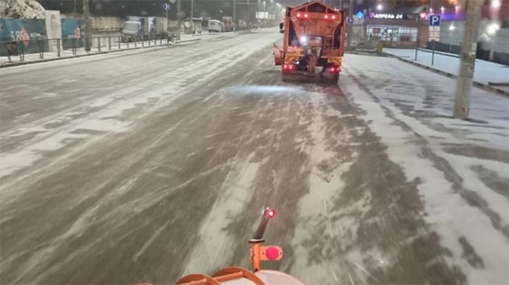 На Кубани ночью дорожники расчистили трассы от снега, заторов на перевалах нет