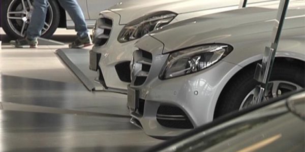 H&M и Mercedes-Benz приостановили работу в России