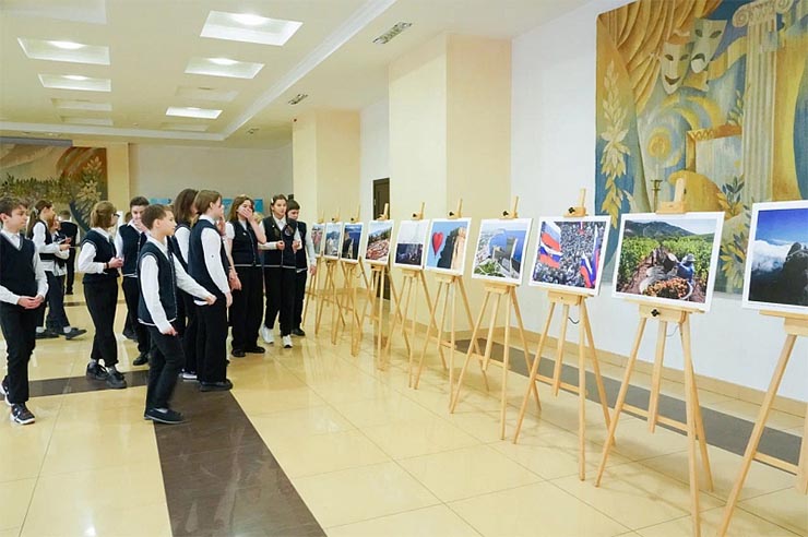 В Сочи ко Дню воссоединения Крыма с Россией организовали масштабную фотовыставку