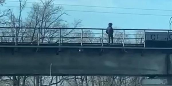В Краснодаре полицейские и медики отговорили женщину прыгать с железнодорожного моста