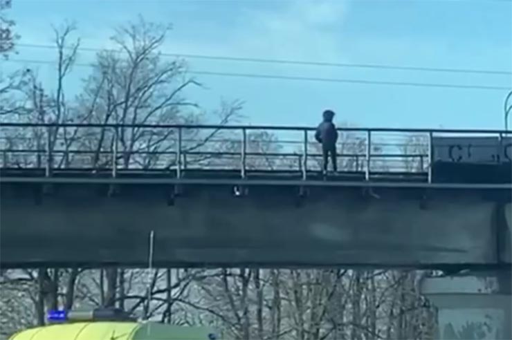 В Краснодаре полицейские и медики отговорили женщину прыгать с железнодорожного моста