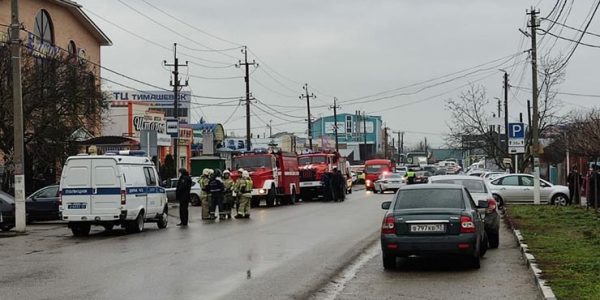 В Тимашевске из торгового здания эвакуировали людей из-за сообщения о минировании