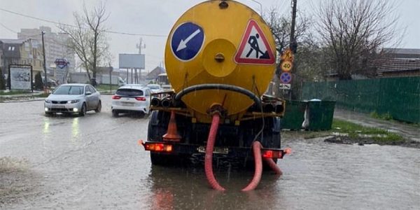 На дороги Краснодара вышли 13 водооткачивающих машин
