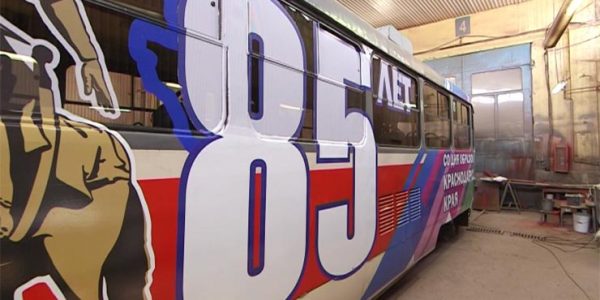 Как в Краснодаре украшают трамваи и троллейбусы к 85-летию Кубани