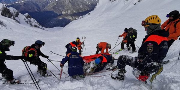 В горах Сочи упал парапланерист, на его поиски отправили вертолет