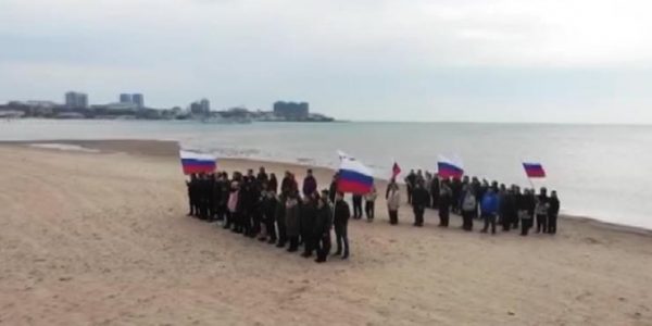 Молодежь Анапы присоединилась к флешмобу в поддержку армии России