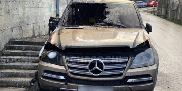 В Сочи на парковке около многоэтажного дома сгорел Mercedes