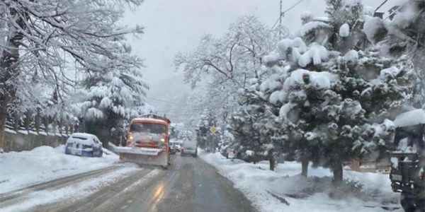 В Сочи спецтехника расчищает дороги после ночного снегопада