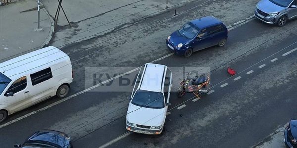 В Краснодаре мопед столкнулся с иномаркой, есть пострадавший