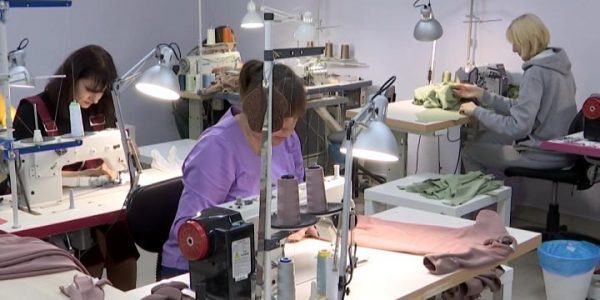 Все лучшее — детям: краснодарской фабрике по пошиву детской одежды санкции не помеха
