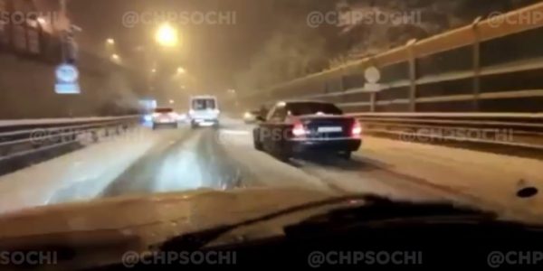 В Сочи около 10 автомобилей попали в ДТП из-за снегопада