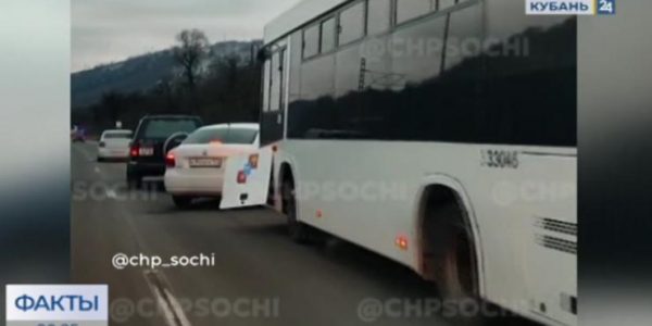 В Сочи по дороге на Красную Поляну произошла массовая авария с автобусом
