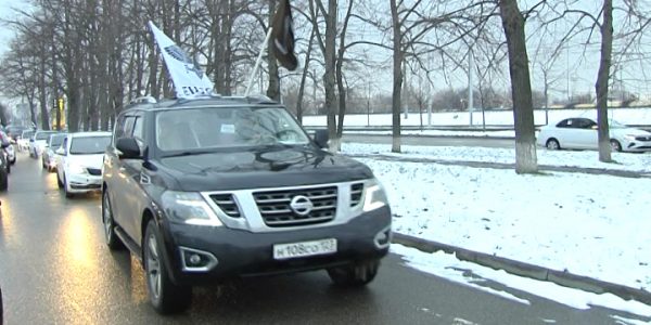 В Краснодаре в патриотическом автопробеге приняли участие около 150 машин