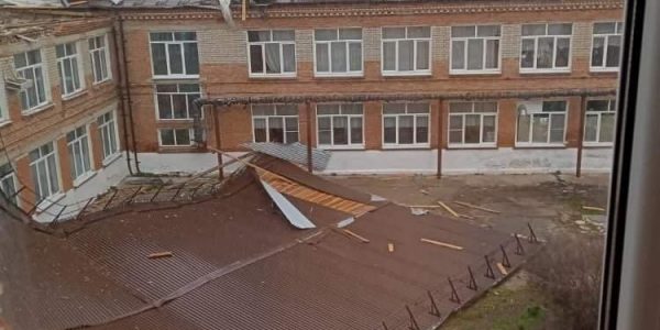 В Краснодарском крае ураганный ветер снес кровлю школы