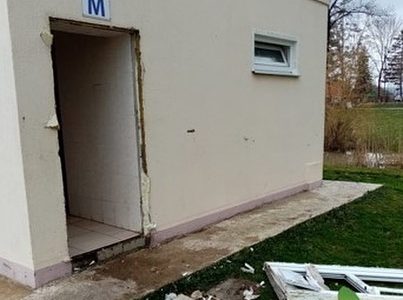 В Абинске юные вандалы выбили дверь в общественный туалет