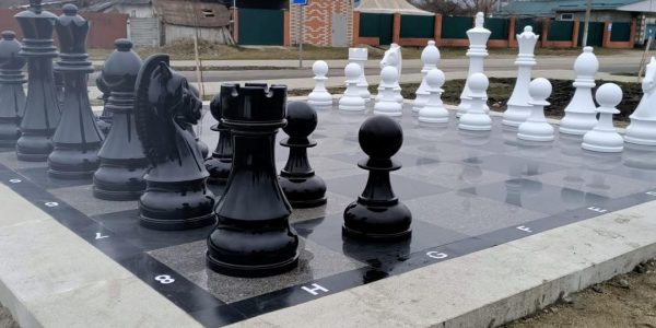 В сквере Мостовского района установили уличные шахматы