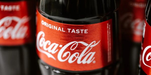 «Ведомости»: Coca-Cola снова регистрирует свои бренды в России