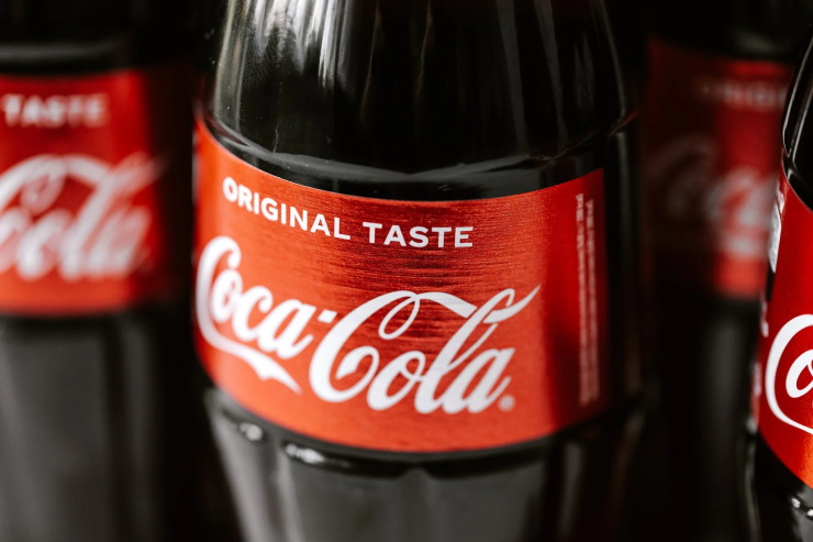 Компании PepsiCo и Coca-Cola приостанавливают работу в России