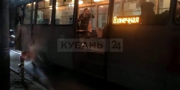 В Краснодаре на ходу задымился трамвай № 8