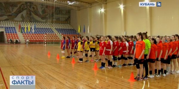 В Краснодаре проходят краевые соревнования по гандболу среди девочек 12 и 13 лет