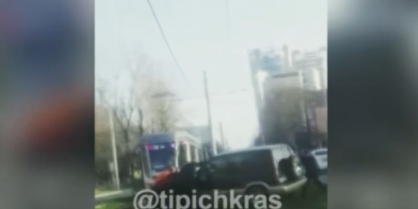 В Краснодаре на улице Московской иномарка вылетела на трамвайные пути и застряла
