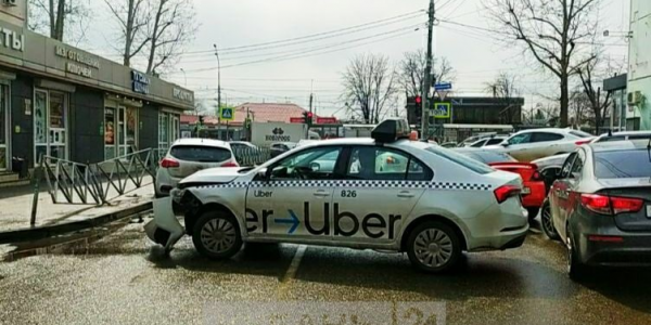В Краснодаре машина такси Uber протаранила дорожное ограждение