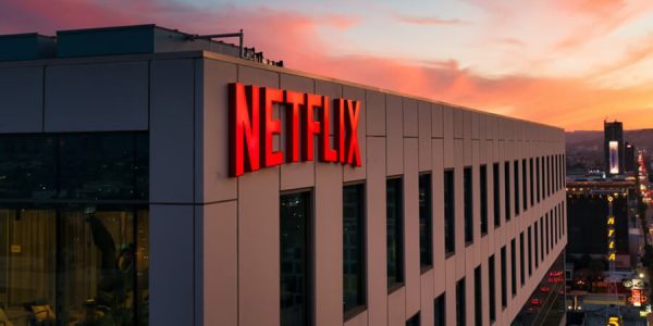 Стриминговый сервис Netflix и соцсеть TikTok заявили о приостановке работы в России