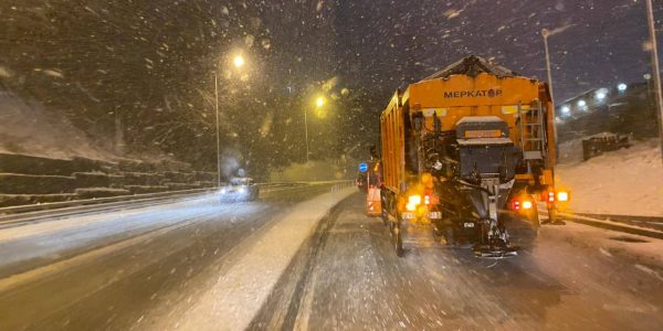 В Сочи спецтехника ночью расчищала дороги после снегопада