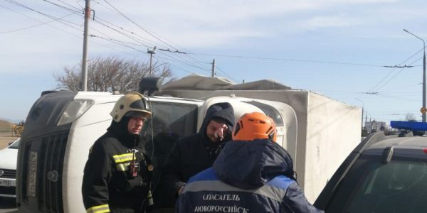 В Новороссийске порыв ветра перевернул грузовую «Газель»