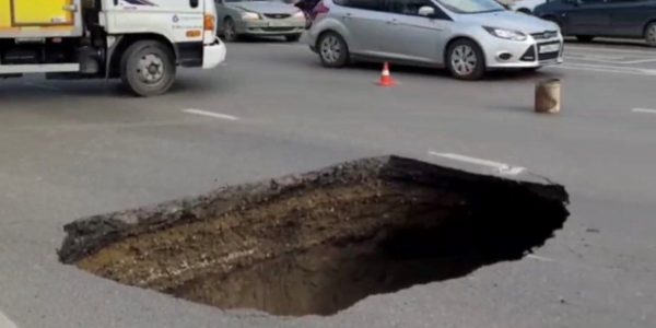 В Краснодаре на проезжей части улицы Мачуги образовалась огромная дыра