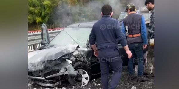 В Сочи столкнулись Jaguar и Renault, пострадавшим потребовалась помощь спасателей
