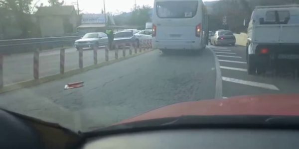 В Сочи иномарка столкнулась с ВАЗом и пассажирским автобусом