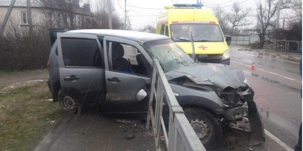 В Славянском районе на трассе Chevrolet Niva врезалась в ограждение, погиб пассажир