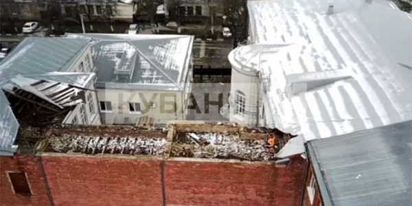 В Армавире восстановят поврежденную из-за ветра кровлю гимназии